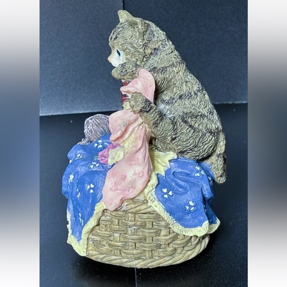 Vintage Mischievous Tabby Cat In Basket Resin Music Box Kitsch Whimsical Kitten - Picture 3 of 8